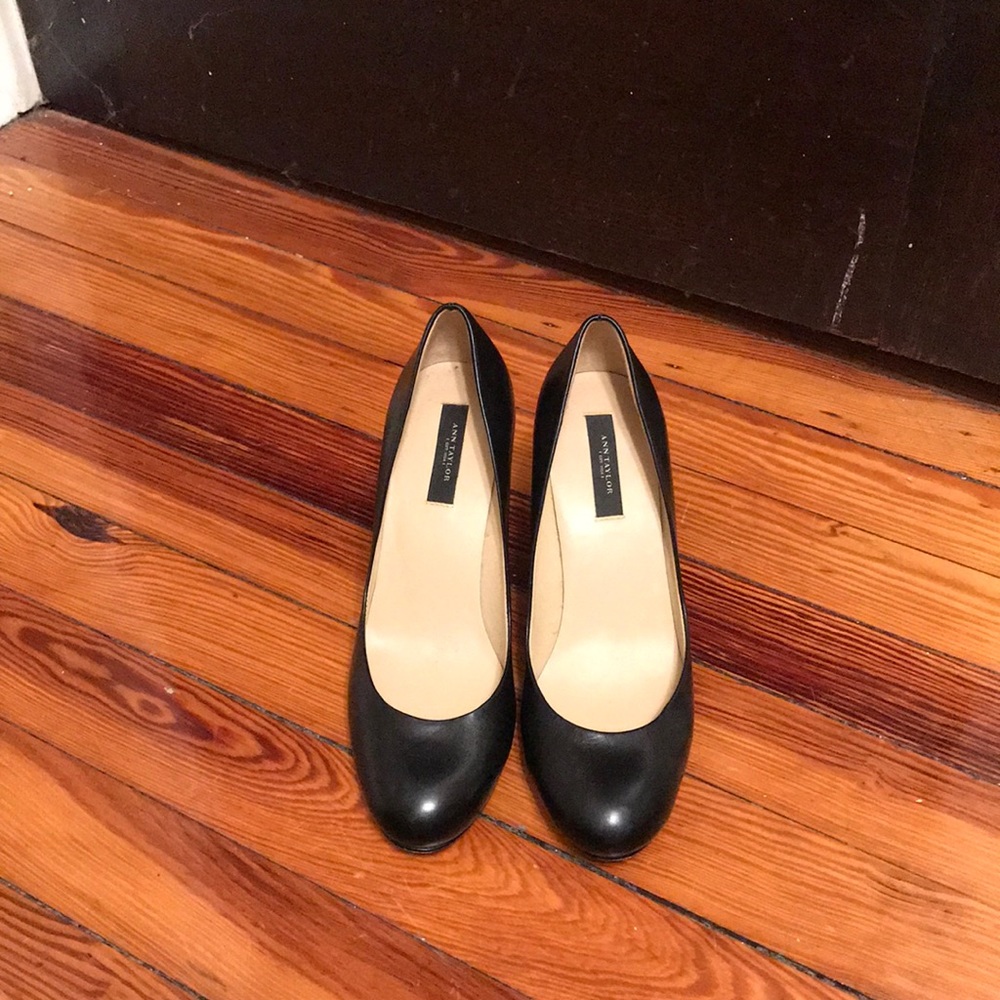 A pair of Ann Taylor closed toe pumps size 7.5